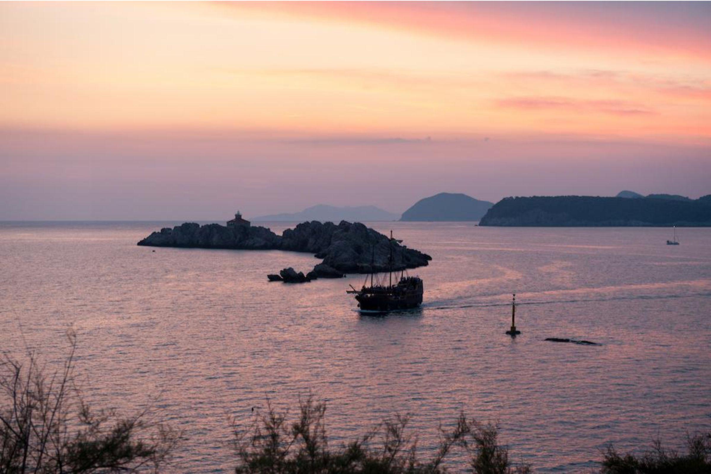 Royal Princess Hotel Дубровник Екстериор снимка Sunset over the Gulf of Poetto