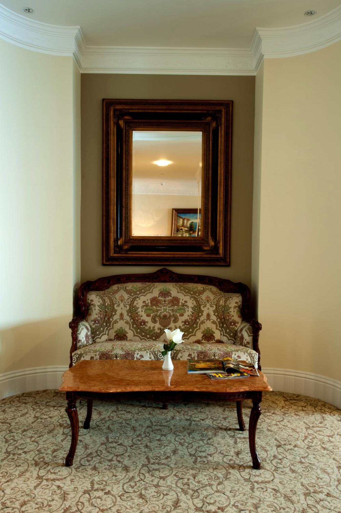 Royal Princess Hotel Дубровник Екстериор снимка A settee in a hotel room