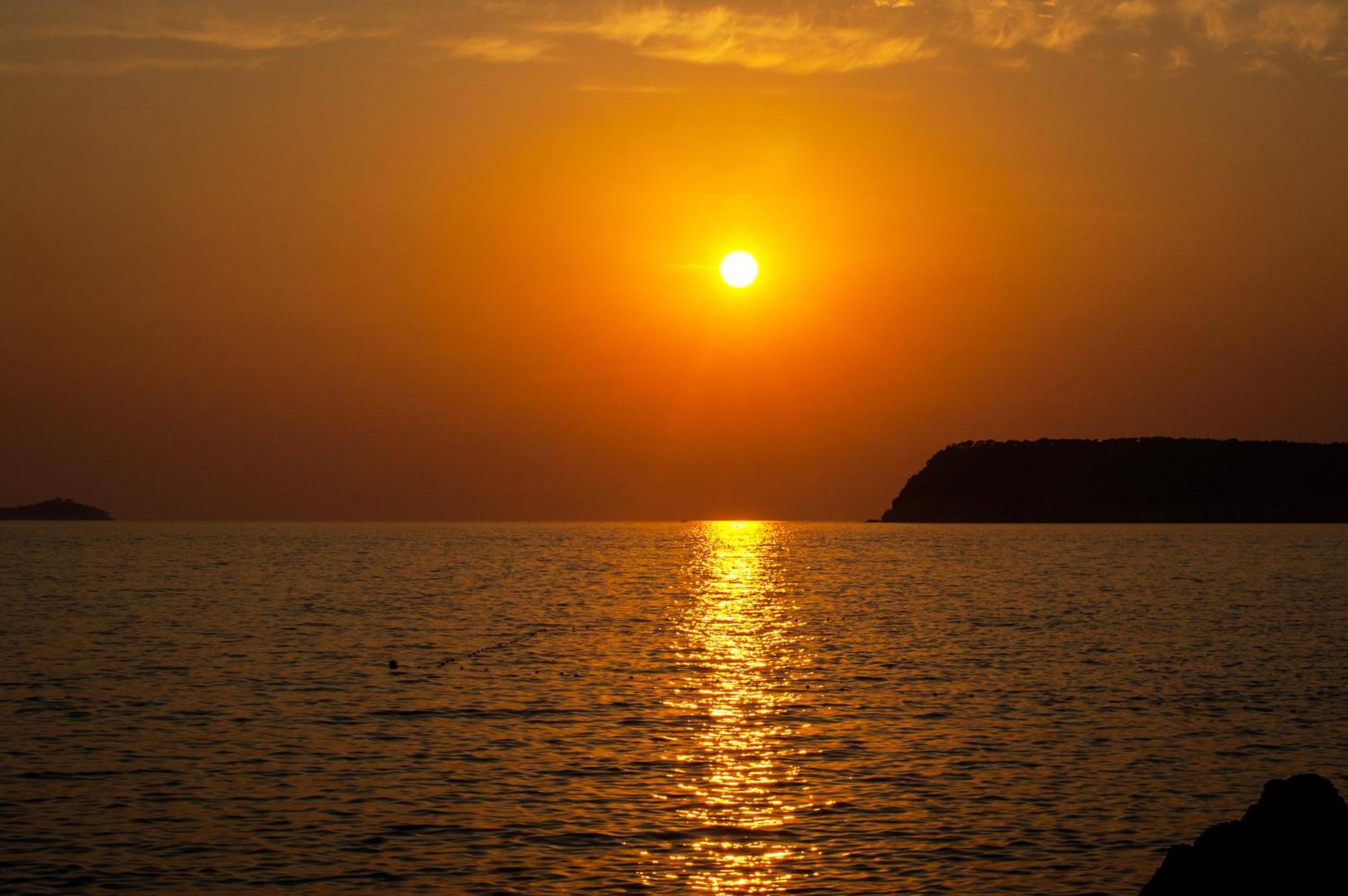 Royal Princess Hotel Дубровник Екстериор снимка Sunset over the Gulf of Policastro