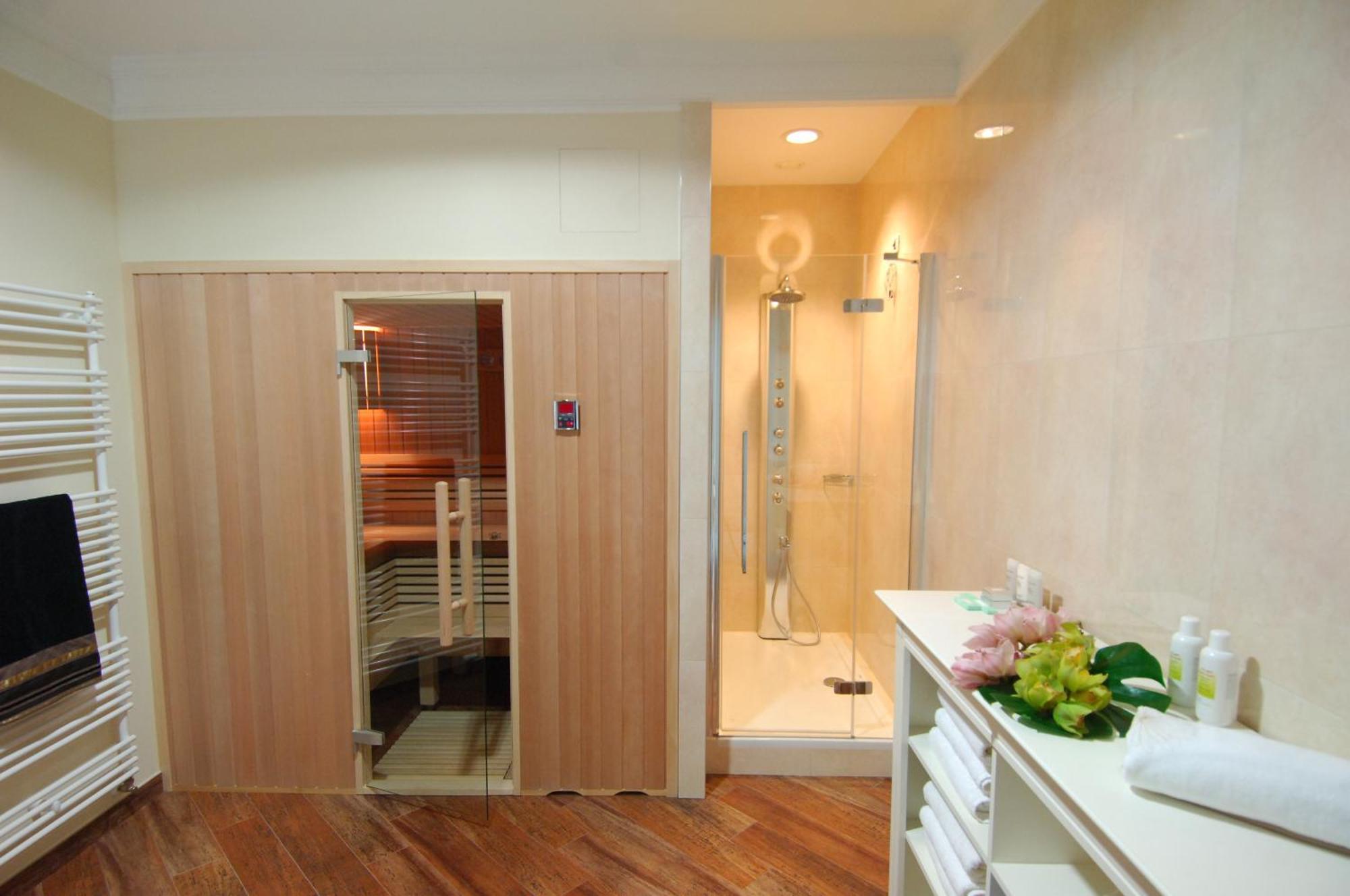 Royal Princess Hotel Дубровник Екстериор снимка A shower and sauna in a modern bathroom